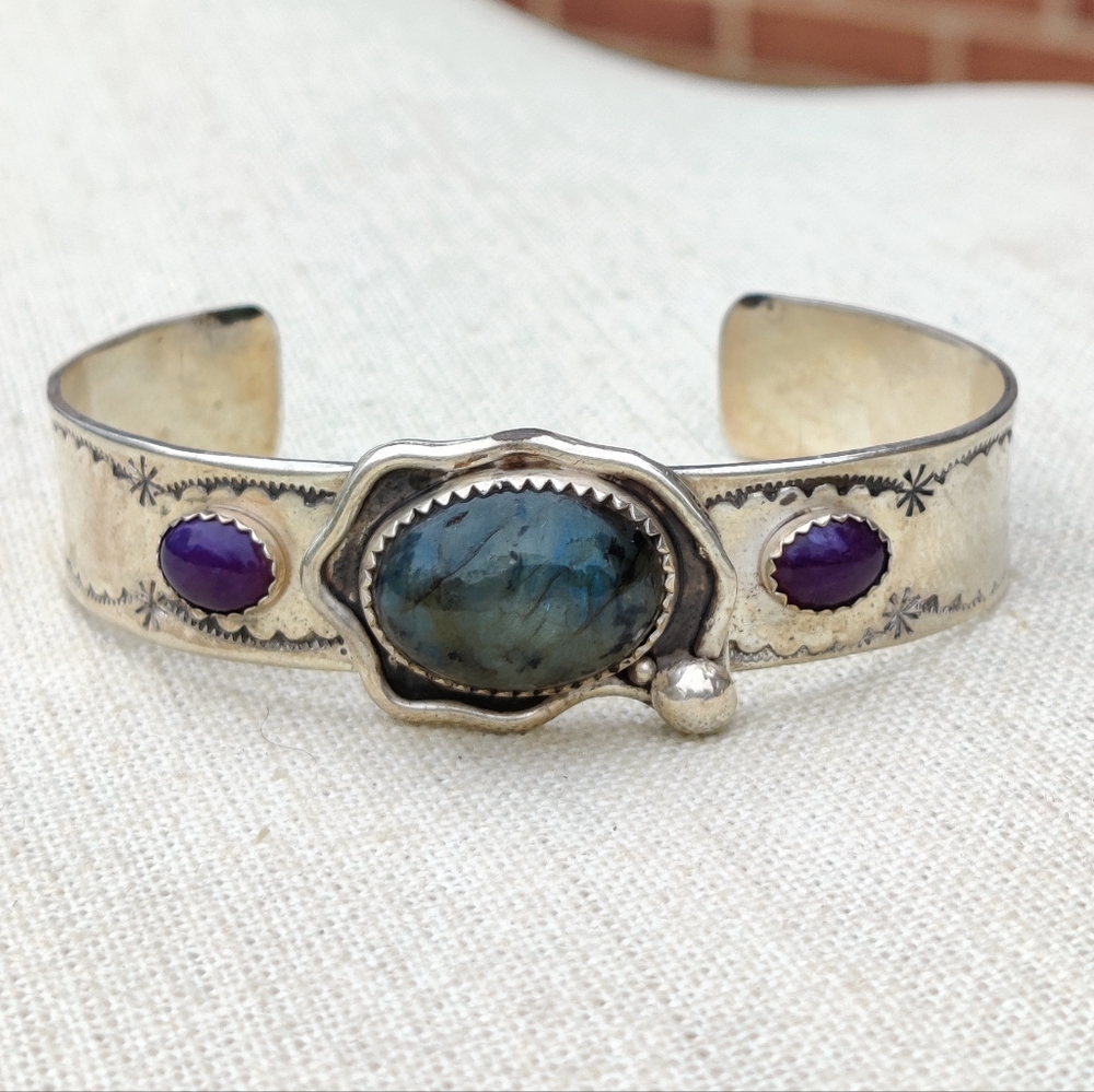 Vintage sterling signed artisan made labradorite and sugilite cuff bracelet - Picture 4 of 9